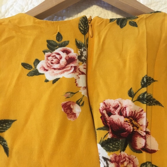 Dress yellow/floral Size: XL fits smaller - Picture 3 of 4